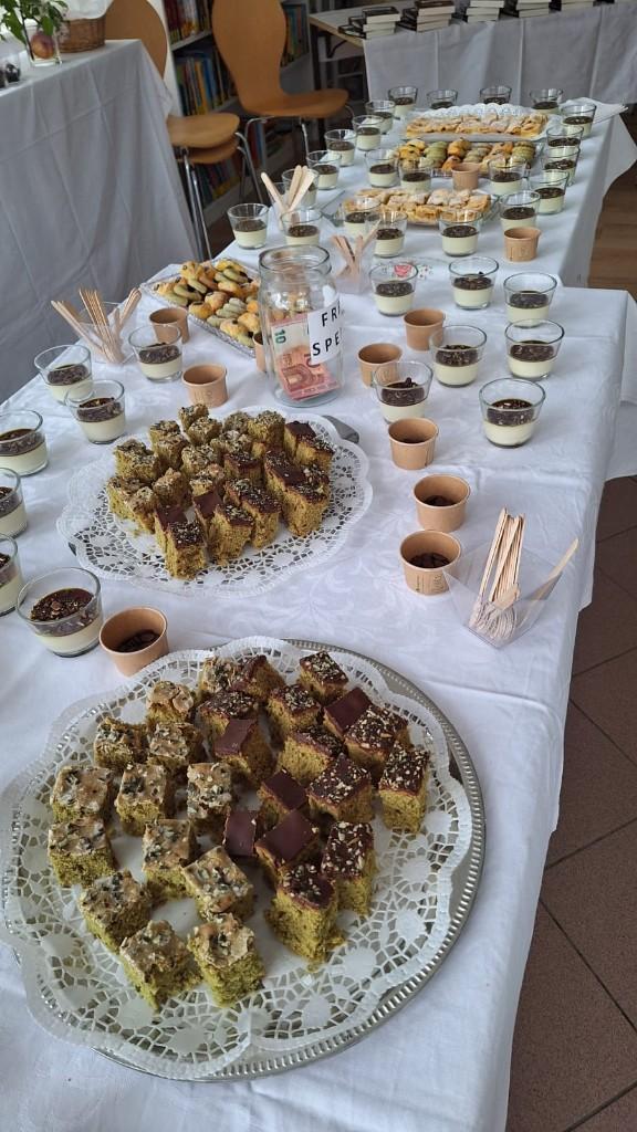 Üppiges Buffet auf Tischen mit weißem Tischtuch