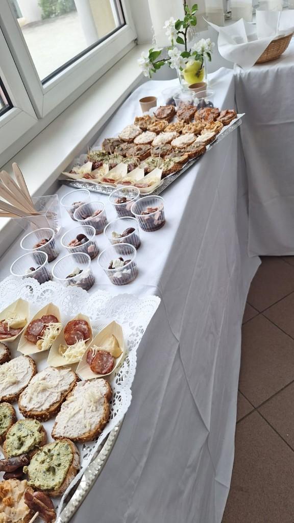 Üppiges Buffet auf Tischen mit weißem Tischtuch