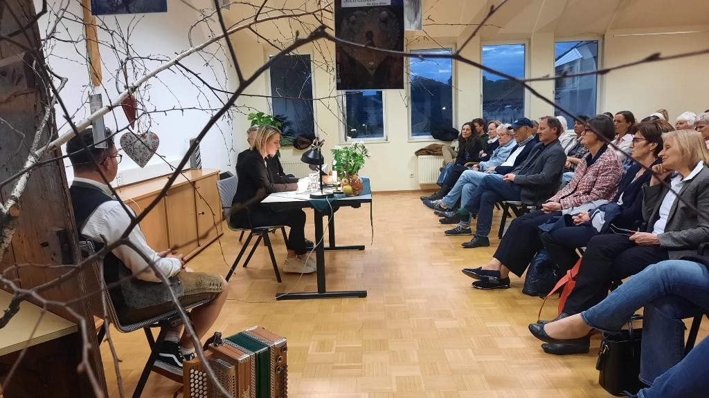 Autorin und Publikum von der Seite fotografiert